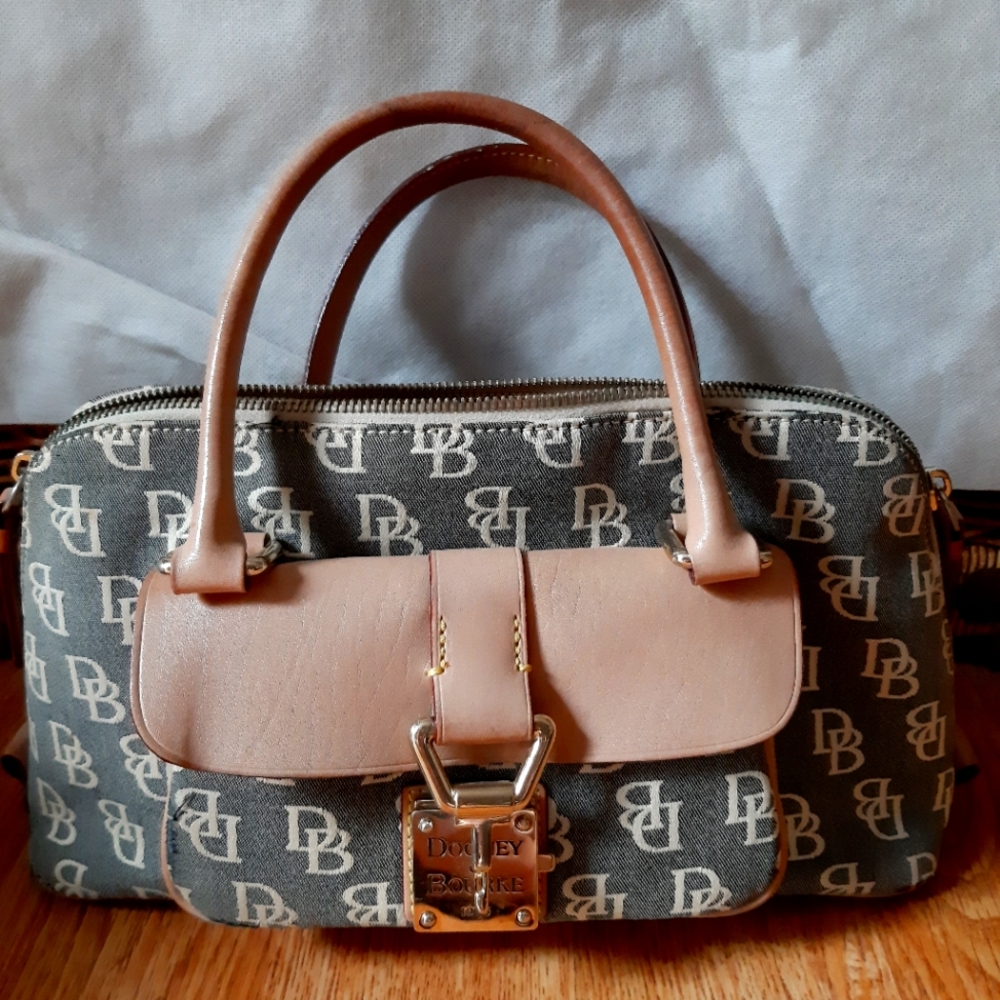 Dooney & Bourke shoulder purse